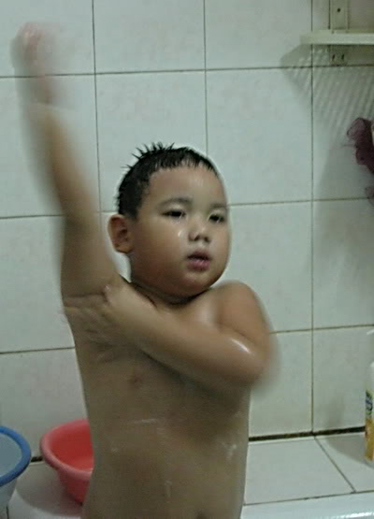 Con chúng ta xinh quá. Con chúng ta xinh quá.