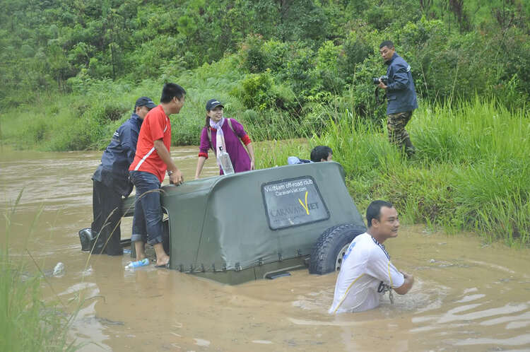 Xe Jeep tham gia off road cùng đoàn otosaigon pro