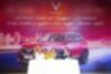 VinFast tặng xe Lux SA2.0 cho HLV Park Hang-seo