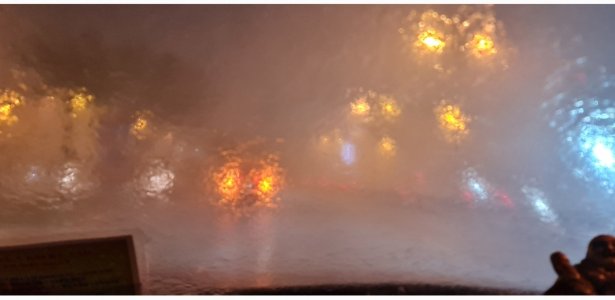 Trời mưa đi trên cao tốc quan trọng nhất là giữ khoảng cách không phải là đèn khẩn cấp