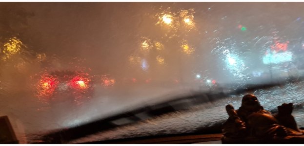 Trời mưa đi trên cao tốc quan trọng nhất là giữ khoảng cách không phải là đèn khẩn cấp