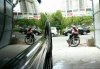 Khách tự lái xe vào "chuồng", tiệm ko nhận rửa xe (!)