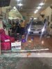 Nhầm chân ga, Toyota Camry tông vào tiệm cắt tóc khiến một người bị thương nặng